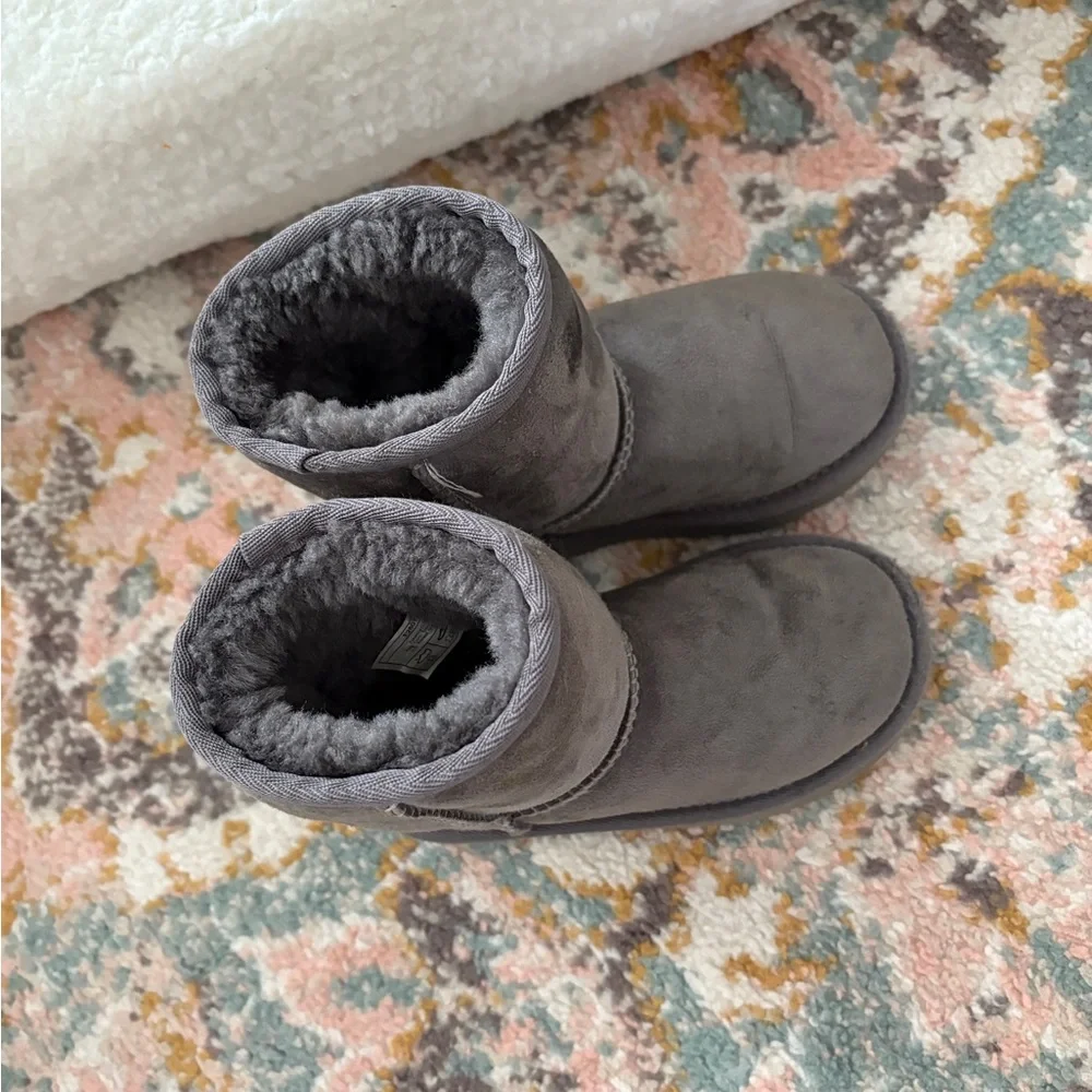 Gray Uggs size toddler 10 - Picture 3 of 5